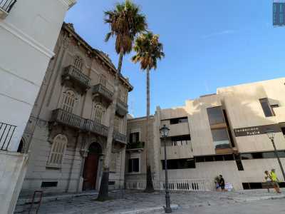 ...ed � proprio tra questi due immobili che si innalza l�eclettico edificio, preceduto da una piccola piazzetta